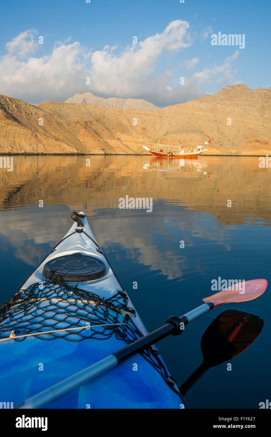 In Oman Khasab, Musandam, Crociera nei fiordi su un dhow tradizionale, nave di legno, gita in kayak Foto Stock