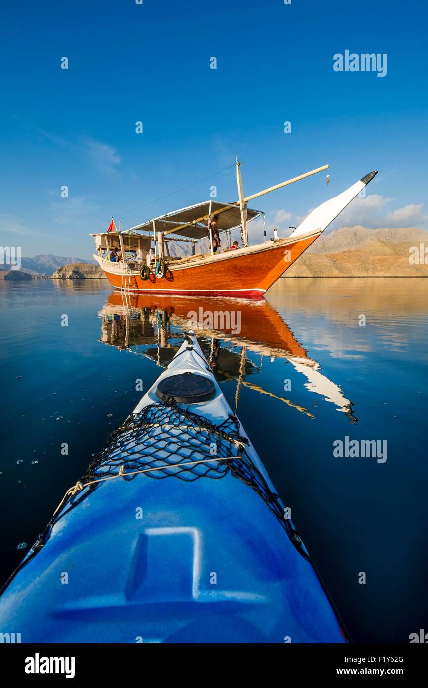 In Oman Khasab, Musandam, Crociera nei fiordi su un dhow tradizionale, nave di legno, gita in kayak Foto Stock
