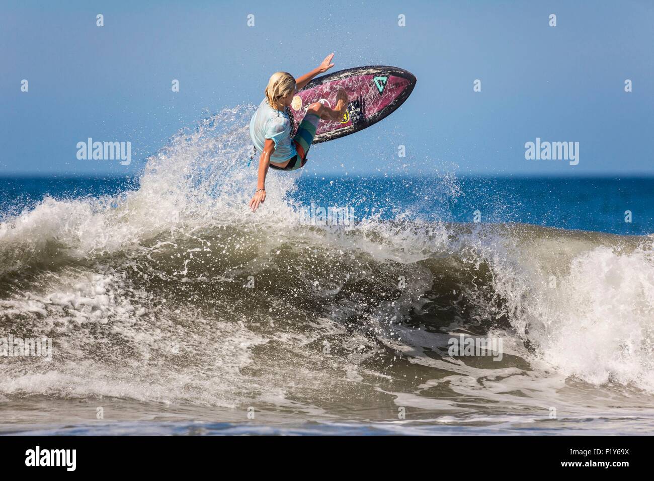 Costa Rica, provincia di Guanacaste, Nicoya peninsula, Nosara, Playa Guiones, surfer Foto Stock