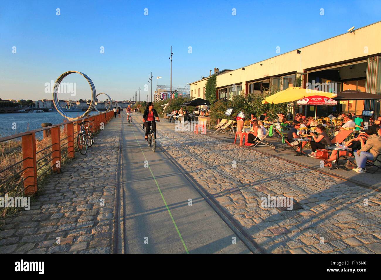 Francia, Loire Atlantique, Nantes, gruppi di persone che cammina sulla banchina delle Antille, lungo gli anelli di Buren sull isola di Nantes (architetto Daniel Buren) Foto Stock