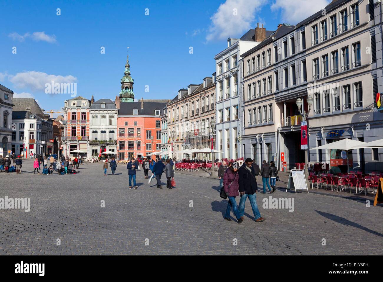 Il Belgio, la Vallonia, della provincia dello Hainaut, Mons, Capitale Europea della Cultura 2015, centro storico, torre campanaria della St Elisabeth chiesa e Grand Place Foto Stock