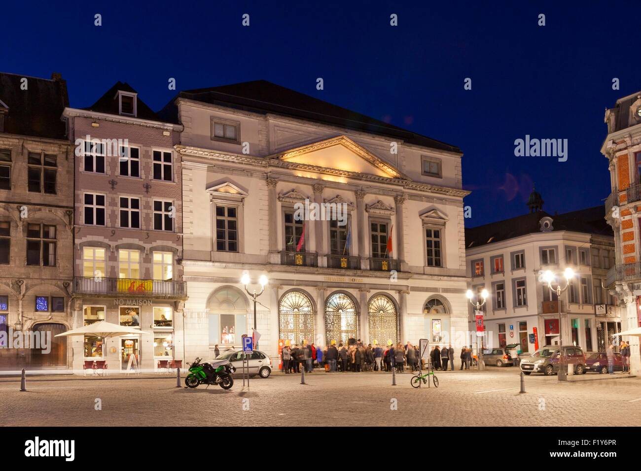 Il Belgio, la Vallonia, della provincia dello Hainaut, Mons, Capitale Europea della Cultura 2015, centro storico, la Grand Place e il Teatro Regio Foto Stock