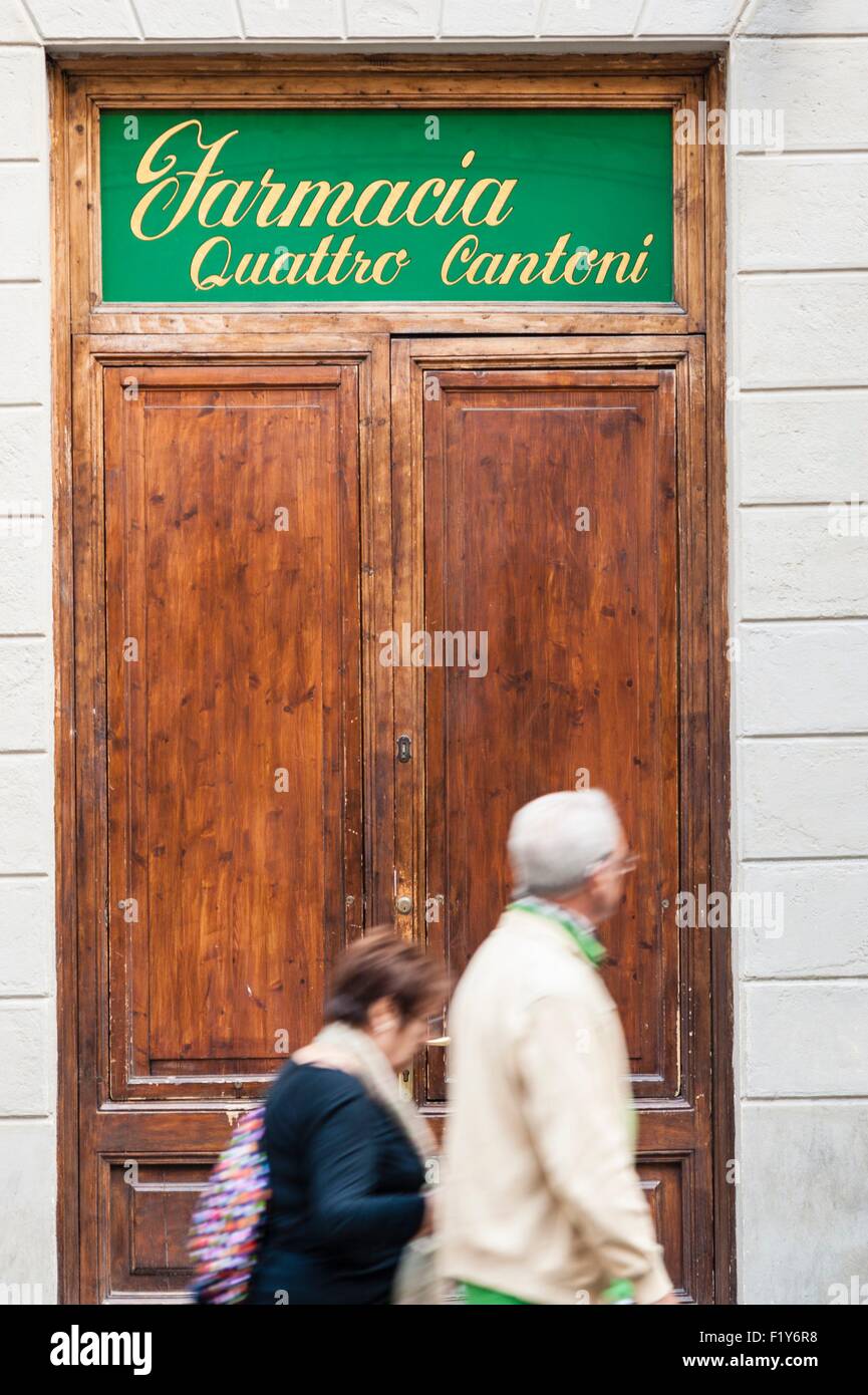 L'Italia, Toscana, Siena, pedoni passando da un vecchio negozio Foto Stock