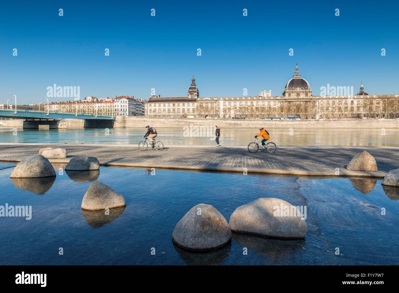 Francia, Rhone, Lione, le rive del fiume Rodano, quay Victor Augagneur in primo piano, l'ospedale di Hotel Dieu e la Cattedrale di Notre Dame de Fourviere Basilica in background, classificato come patrimonio mondiale dall' UNESCO Foto Stock