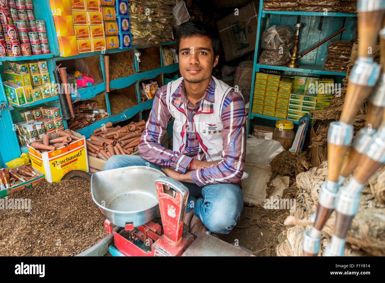 India Rajasthan, Nagaur, la vendita di tabacco e chillums Foto Stock