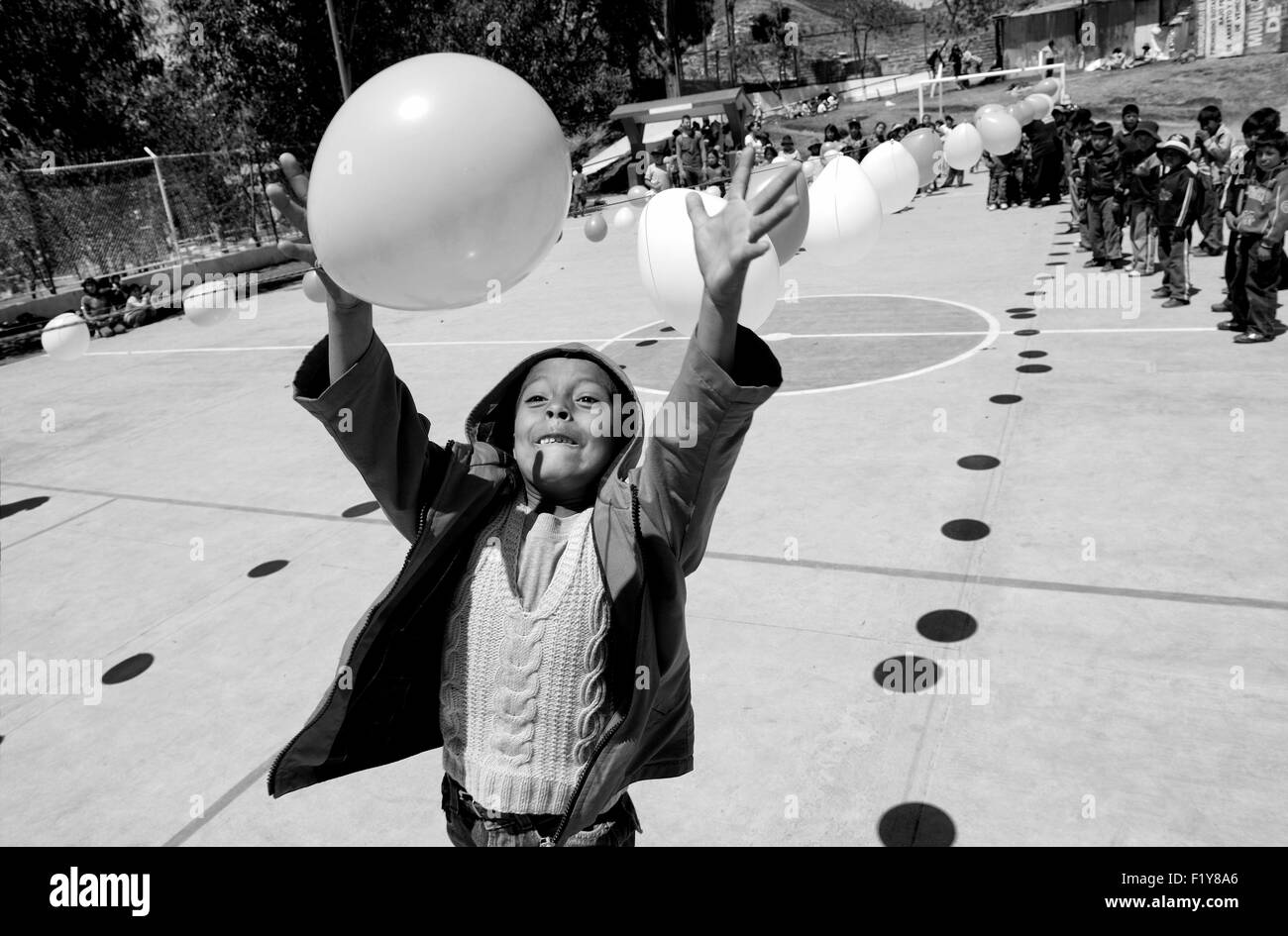Il Perù, provincia di Cuzco, Cuzco, elencato come patrimonio mondiale dall UNESCO, figli del Ninos Unidos Peruanos Charitable Foundation la riproduzione di palloncini di cattura Foto Stock