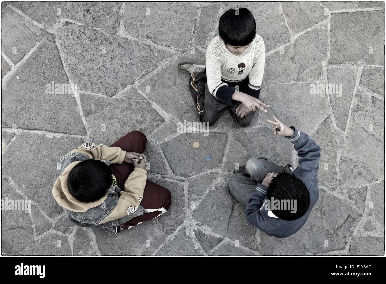 Il Perù, Provincia di Cuzco, Cuzco, tre ragazzi giocare in dei 5 centri educativi gestiti dalla Ninos Unidos Peruanos Charitable Foundation che è in carica di 600 bambini di strada e fornisce istruzione, cura e alimentari Foto Stock