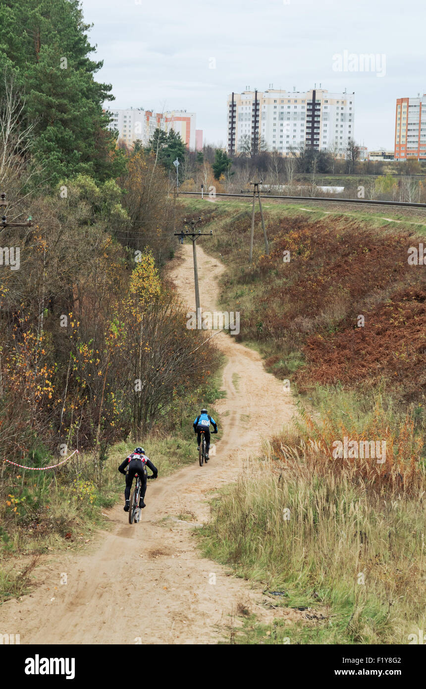 La Repubblica della Bielorussia campionato di cross-country ciclismo 19.10. 2014 - Il percorso della foresta. Gli uomini del ciclo di fase di gara. Foto Stock