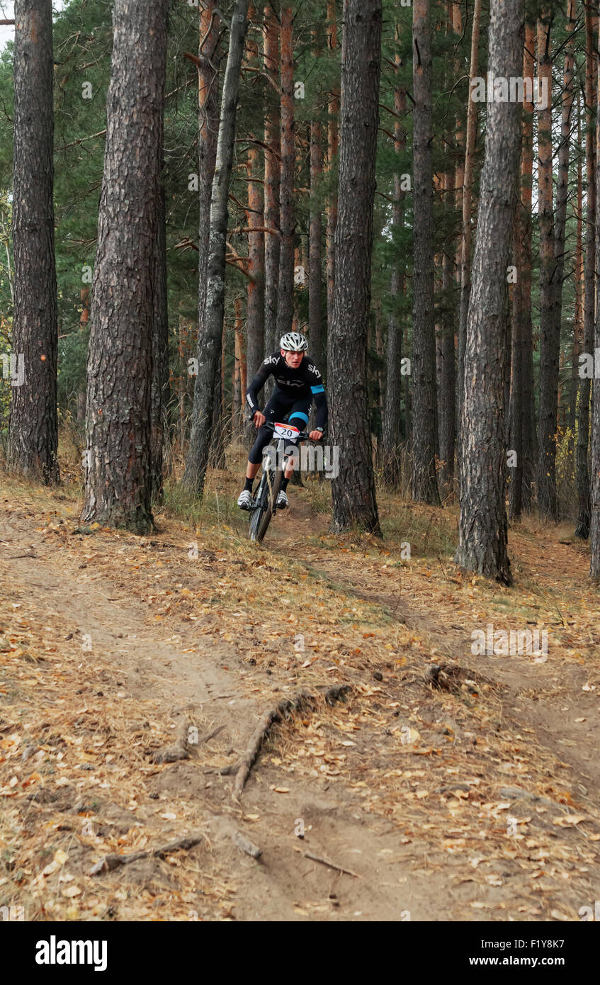 La Repubblica della Bielorussia campionato di cross-country ciclismo 19.10. 2014 - Il percorso della foresta. Gli uomini del ciclo di fase di gara. Foto Stock