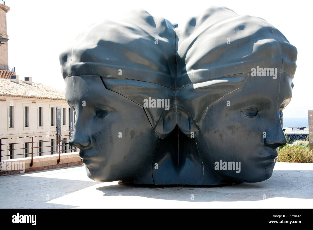 Testa gigantesca scultura in Fort Saint Jean, Marsiglia Francia Foto Stock