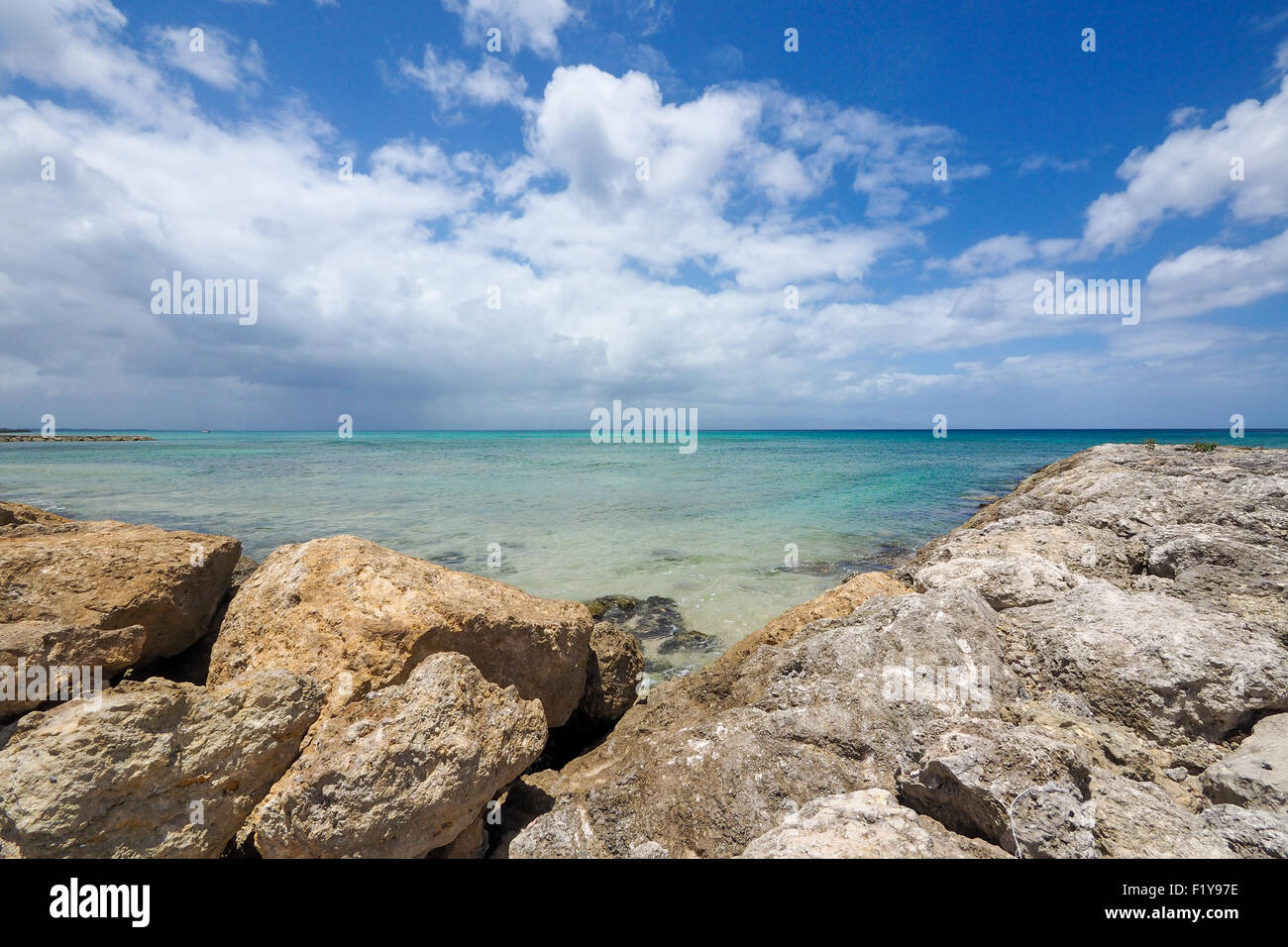 Paesaggio soleggiato, orizzonte su mare blu con rocce inferiore telaio, Grande Terre Guadalupa, West Indies Foto Stock