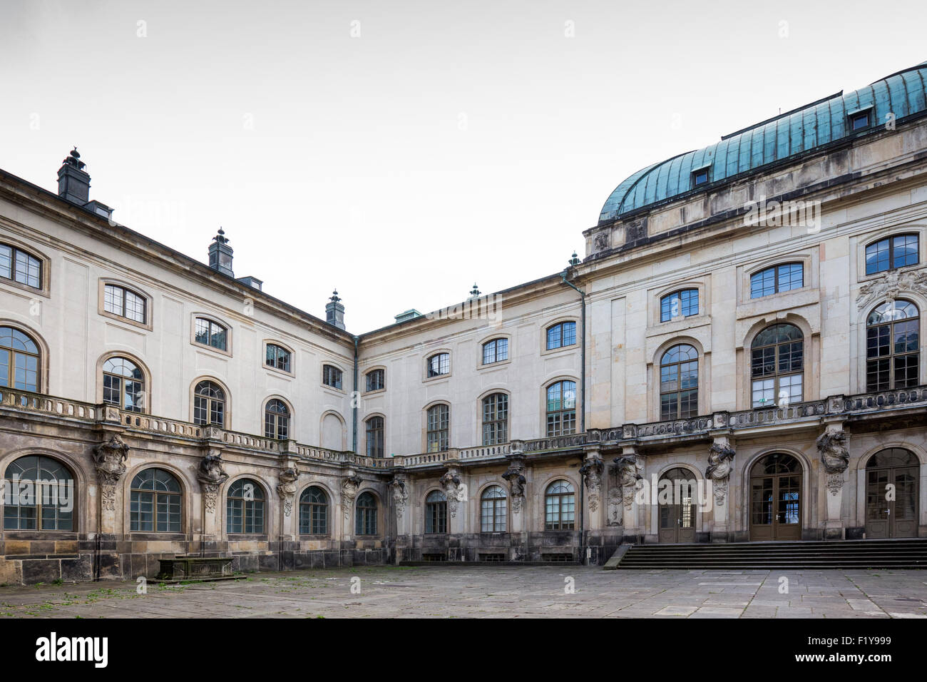 Palazzo giapponese edificio barocco sulla Neustadtbank del fiume Elba a Dresda, in Germania, in Europa Foto Stock