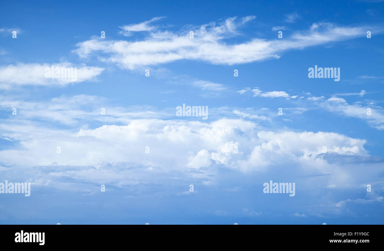 Il cielo blu con nuvole bianche, naturale astratto dello sfondo della foto Foto Stock