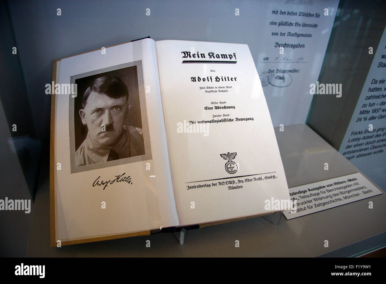 Von Adolf Hitler signiertes Buch "Mein Kampf", Dokumentationszentrum Obersalzberg, Berchtesgaden, Alpen bei Berchtesgaden, Baye Foto Stock