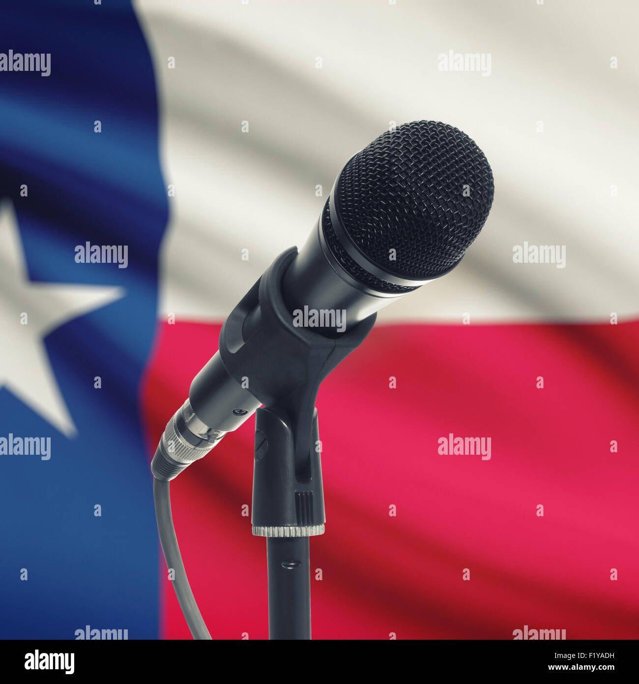 Microfono con noi membri flag sulla serie di sfondo - Texas Foto Stock