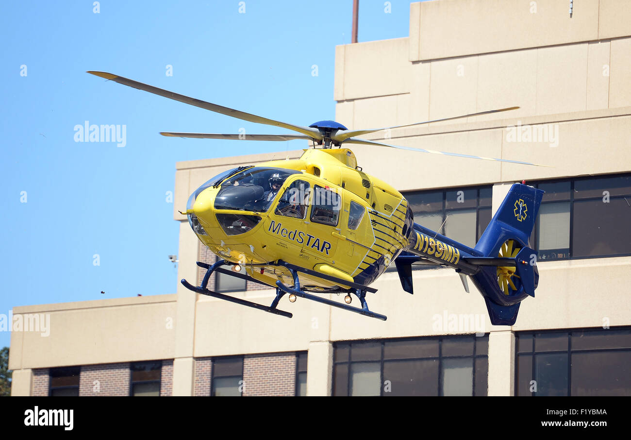 Washington, DC, Stati Uniti d'America. 7 Sep, 2015. 20150907 - un elicottero MedSTAR si diparte la Georgetown University Hospital di Washington. © Chuck Myers/ZUMA filo/Alamy Live News Foto Stock