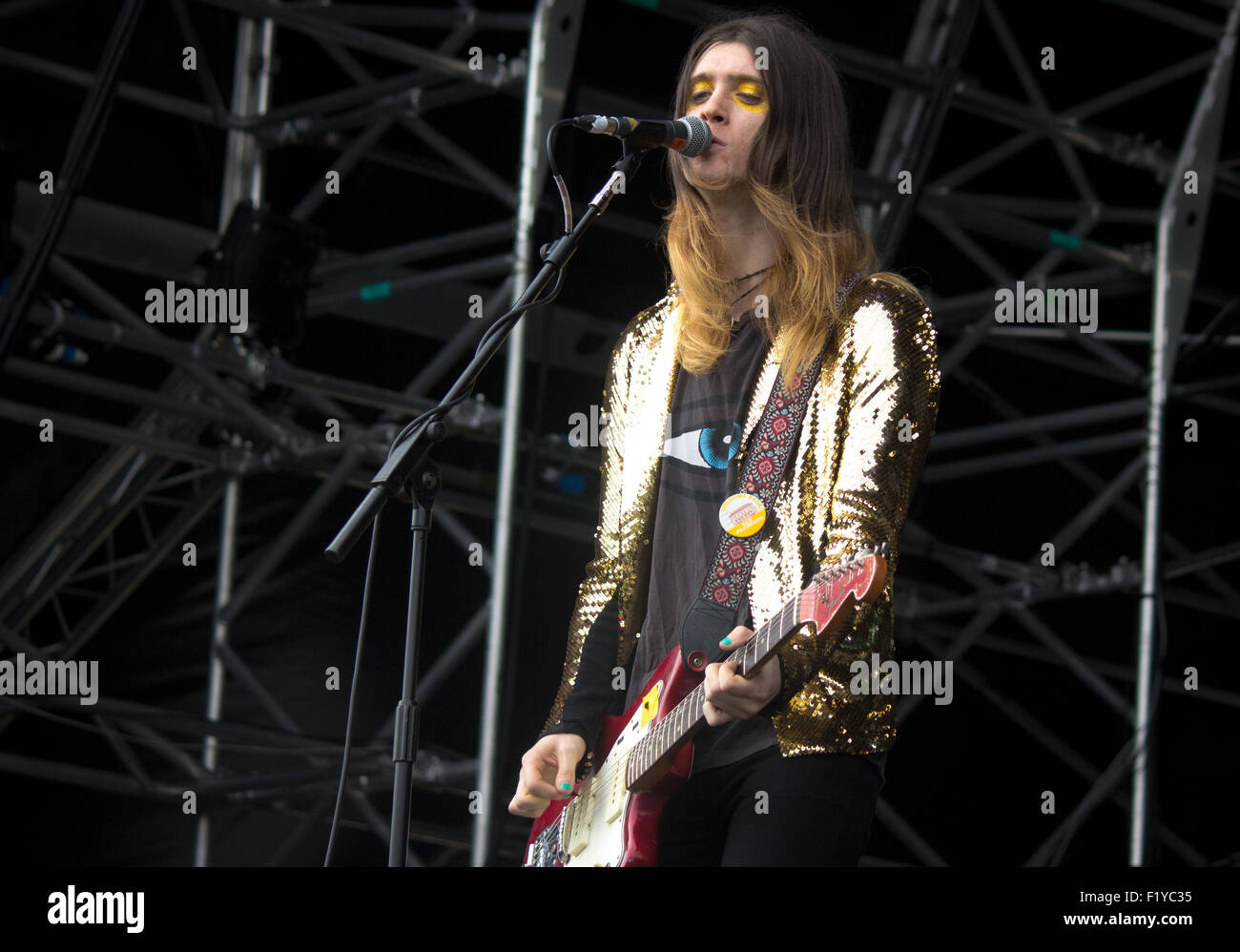 Nilo Marr di uomo fatto suonare la chitarra al vittorioso Festival 2015. Foto Stock