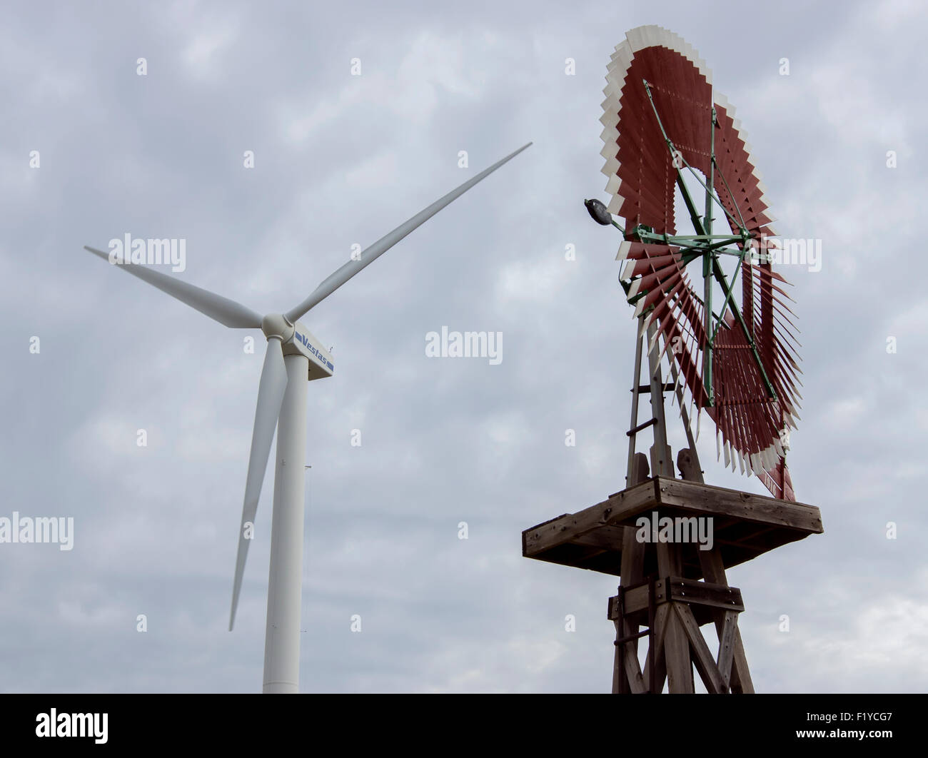 Mulini a vento in mostra presso la American Wind Power Center e il Museo a Lubbock, Texas. Foto Stock