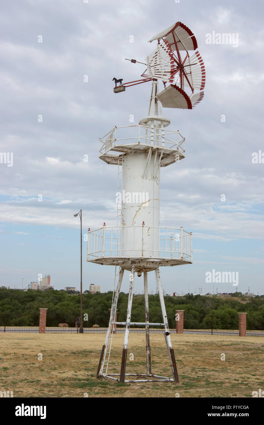 Mulini a vento in mostra presso la American Wind Power Center e il Museo a Lubbock, Texas. Foto Stock