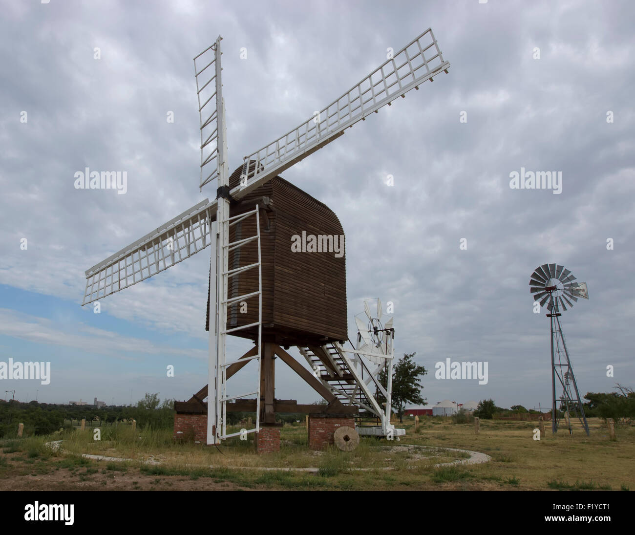 Mulini a vento in mostra presso la American Wind Power Center e il Museo a Lubbock, Texas. Foto Stock
