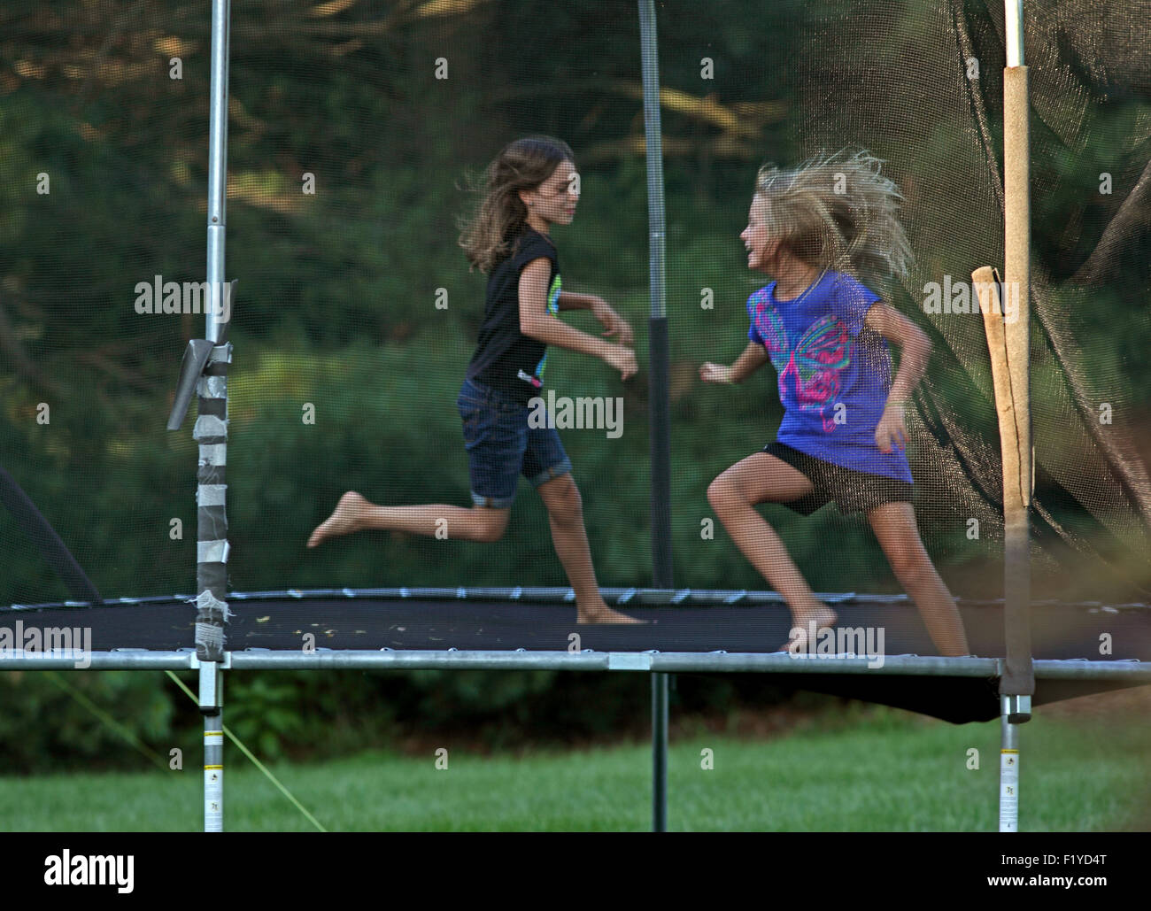 Ragazze divertirsi sul trampolino Foto Stock