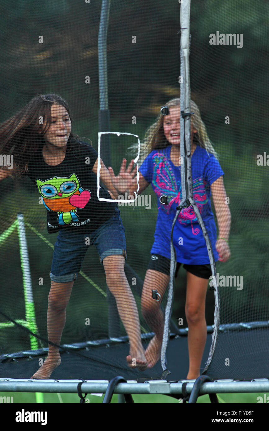 Due ragazze divertirsi sul trampolino Foto Stock