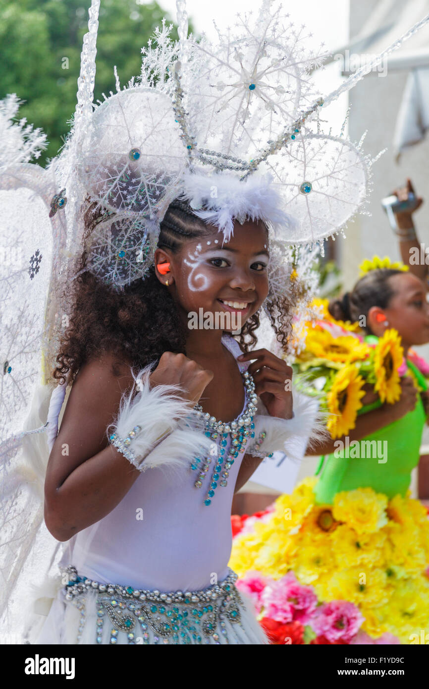 Le bambine i bambini sfilano precedente il Grand Parade durante la St Maarten Carnevale Foto Stock