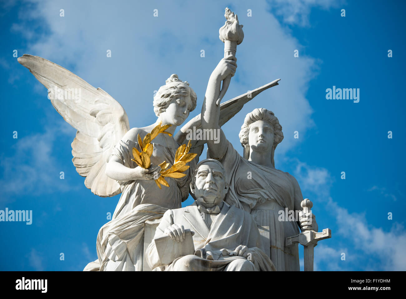 Benito Juárez Monument Alameda Central Mexico City // CITTÀ DEL MESSICO, Messico — il monumento a Benito Juárez presenta l'ex presidente messicano seduto al centro, affiancato da una figura d'angelo e una rappresentazione della patria. Juárez fu presidente cinque volte durante il XIX secolo ed è ampiamente accreditato di aver resistito all'occupazione francese durante gli anni 1860 e di aver modernizzato i sistemi giuridici e politici del Messico. Il monumento si trova ad Alameda Central, il più antico parco pubblico di città del Messico, situato nel quartiere Centro Histórico. La statua principale in bronzo è stata creata dallo scultore italiano Lazzaro Foto Stock