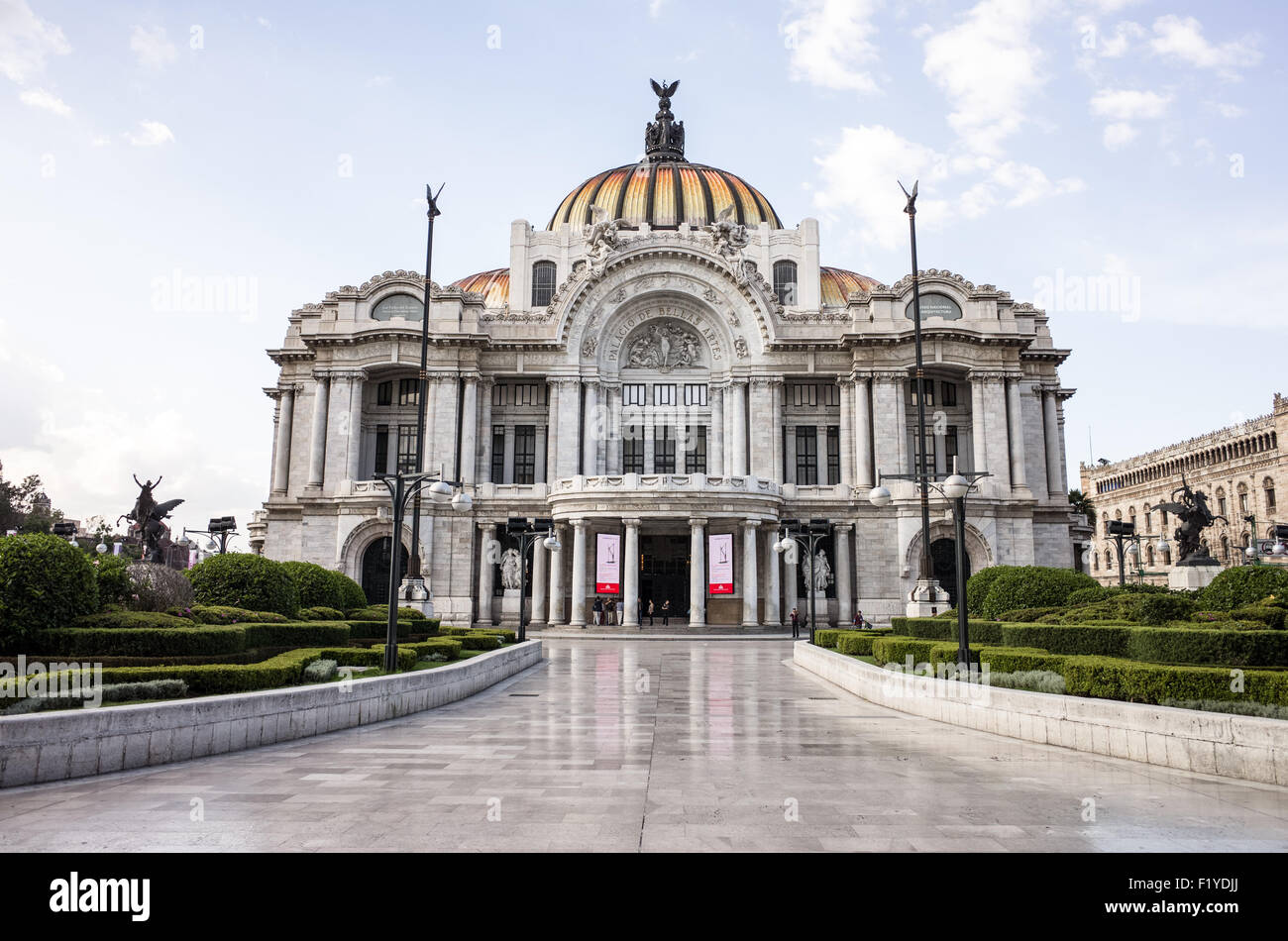 Palacio De Bellas Artes città del Messico // CITTÀ DEL MESSICO, Messico — il Palacio de Bellas Artes, completato nel 1934, si trova al margine orientale del parco centrale di Alameda vicino al Zócalo. Questo importante centro culturale si distingue per le sue cupole colorate piastrellate e la miscela di stili architettonici. L'edificio è il luogo più importante del Messico per le arti dello spettacolo e gli eventi culturali. Il palazzo ospita il Teatro Nazionale, il Museo Nazionale di architettura e ospita spettacoli della National Symphony Orchestra e dell'Opera Nazionale. Progettato dall'architetto italiano Adamo Boari e completato da Mexica Foto Stock