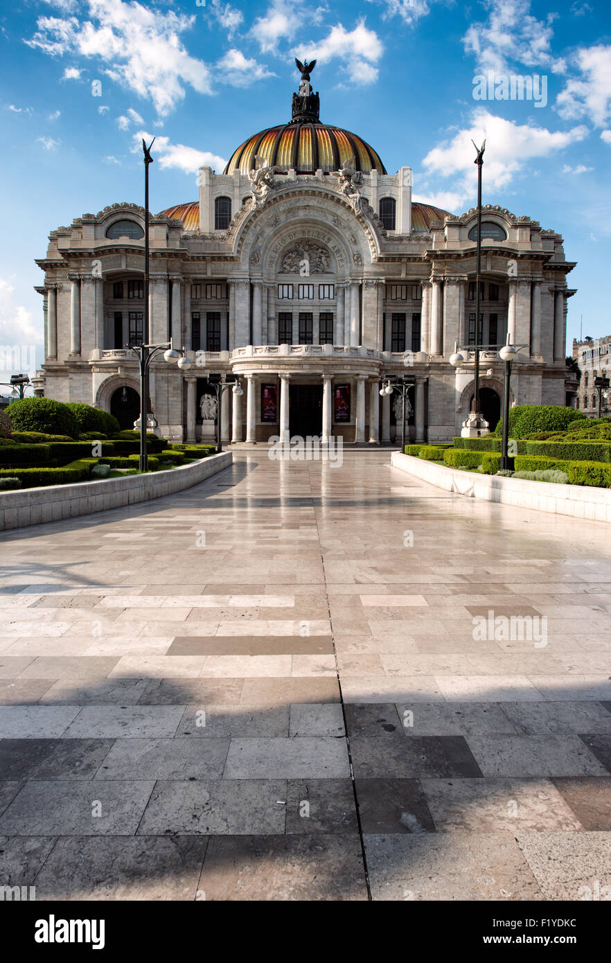 CITTÀ DEL MESSICO, Messico: Il Palacio de Bellas Artes si trova sul bordo orientale del parco centrale di Alameda lungo Avenida Juárez. L'esterno Art Nouveau e Neoclassico dell'edificio presenta facciate in marmo italiano sormontate dalla sua caratteristica cupola color rame. Questo punto di riferimento culturale, completato nel 1934, è il principale centro di arti dello spettacolo del Messico. Foto Stock