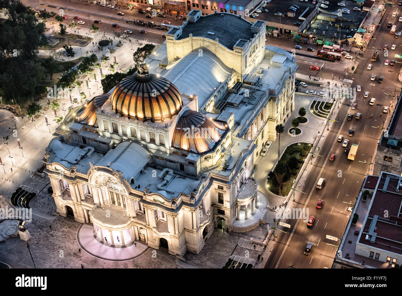 Palacio De Bellas Artes Dome città del Messico // CITTÀ DEL MESSICO, Messico — il Palacio de Bellas Artes visto dal ponte di osservazione al 44° piano della Torre Latinoamericana. Questa prospettiva mostra la caratteristica cupola color rame del palazzo e l'architettura Art Nouveau contro il paesaggio urbano del centro storico di città del Messico. Il Palacio de Bellas Artes, completato nel 1934, è il principale luogo culturale del Messico e ospita il teatro nazionale e il museo delle belle arti del paese. La Torre Latinoamericana, completata nel 1956, era un tempo l'edificio più alto dell'America Latina e offre viste sopraelevate Foto Stock