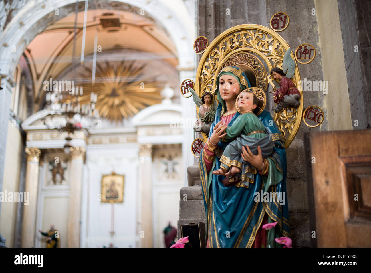 Statua della madonna col bambino in una chiesa immagini e fotografie
