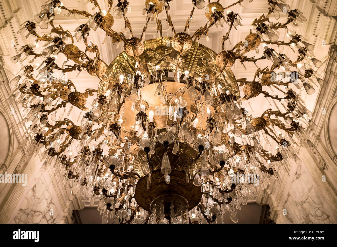 Gran Hotel Ciudad de Mexico Chandelier città del Messico // CITTÀ DEL MESSICO, Messico — Un grande lampadario decorato è appeso all'ingresso del Gran Hotel Ciudad de Mexico, un punto di riferimento architettonico situato in un angolo del Zócalo nel centro storico di città del Messico. L'hotel, costruito all'inizio del XX secolo, è rinomato per la sua architettura Art Nouveau e il lussuoso design degli interni. L'edificio originariamente serviva come grande magazzino prima di essere convertito in hotel, conservando molti dei suoi elementi decorativi originali. Il Gran Hotel si affaccia sulla Zócalo, la piazza principale di città del Messico e uno dei luoghi più belli Foto Stock