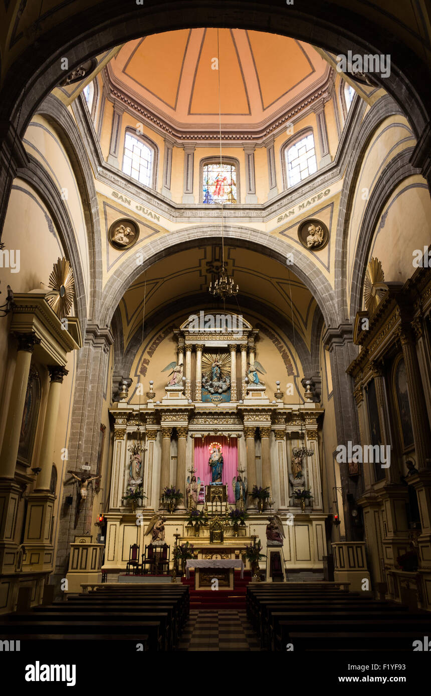 Altare principale della Chiesa di Santa Inés Città del Messico | CITTÀ DEL MESSICO, Messico — L'incrocio a cupola e l'altare principale del Templo de Santa Inés incorniciano una statua della Madonna col Bambino sotto un retablo neoclassico, a un isolato dal Zócalo nel Centro Histórico. Ricostruita tra il 1783 e il 1790 dall'architetto Francisco Antonio de Guerrero y Torres, la chiesa sostituì una precedente cappella conventuale fondata nel 1600 per le suore ammesse senza dote. Il pittore Miguel Cabrera è sepolto al suo interno. Foto Stock