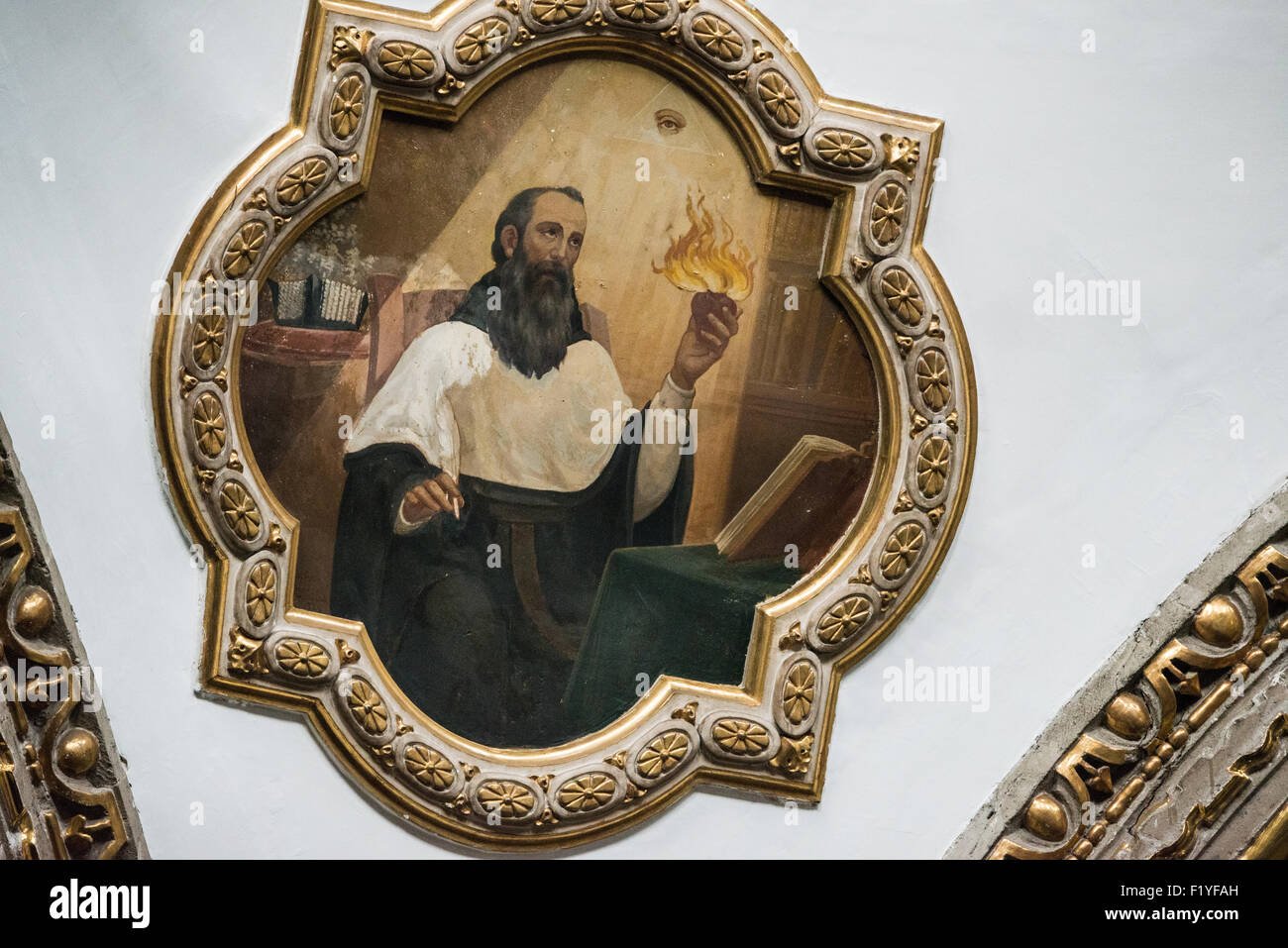 Iglesia de San Bernardo Saint Augustine Mural città del Messico // CITTÀ DEL MESSICO, Messico — Un dipinto murale raffigurante Sant'Agostino adorna lo spazio tra la cupola e l'altare dell'Iglesia de San Bernardo. Il murale incorpora la tradizionale iconografia cattolica, tra cui gli attributi del santo di un cuore fiammeggiante, un libro e un quill. Le opere d'arte dell'epoca coloniale mostrano le tradizioni teologiche e artistiche della pittura religiosa messicana del XVII secolo. La chiesa fu fondata nel 1636 come parte del Convento del Dulcísimo Nombre de María del Glorioso San Bernardo e costruita tra il 1685 e il 1687. Il Foto Stock