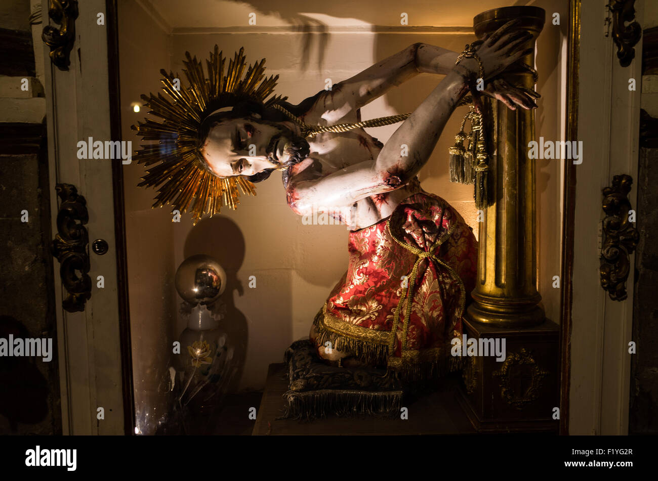 Crocifissione Scultura la Profesa Chiesa città del Messico // CITTÀ DEL MESSICO, Messico — Una scultura di crocifissione mostra un'interpretazione artistica stilizzata all'interno del Tempio di San Felipe Neri (noto anche come la Profesa), una chiesa cattolica romana del XVII secolo nel quartiere Centro Histórico. Il tempio è stato istituito dai gesuiti ed è servito come sito di numerosi eventi significativi nella storia messicana. Situata nel centro storico di città del Messico, la chiesa rappresenta una delle istituzioni religiose di epoca coloniale che hanno plasmato il paesaggio spirituale e politico della nuova Spagna. Centro Histór Foto Stock
