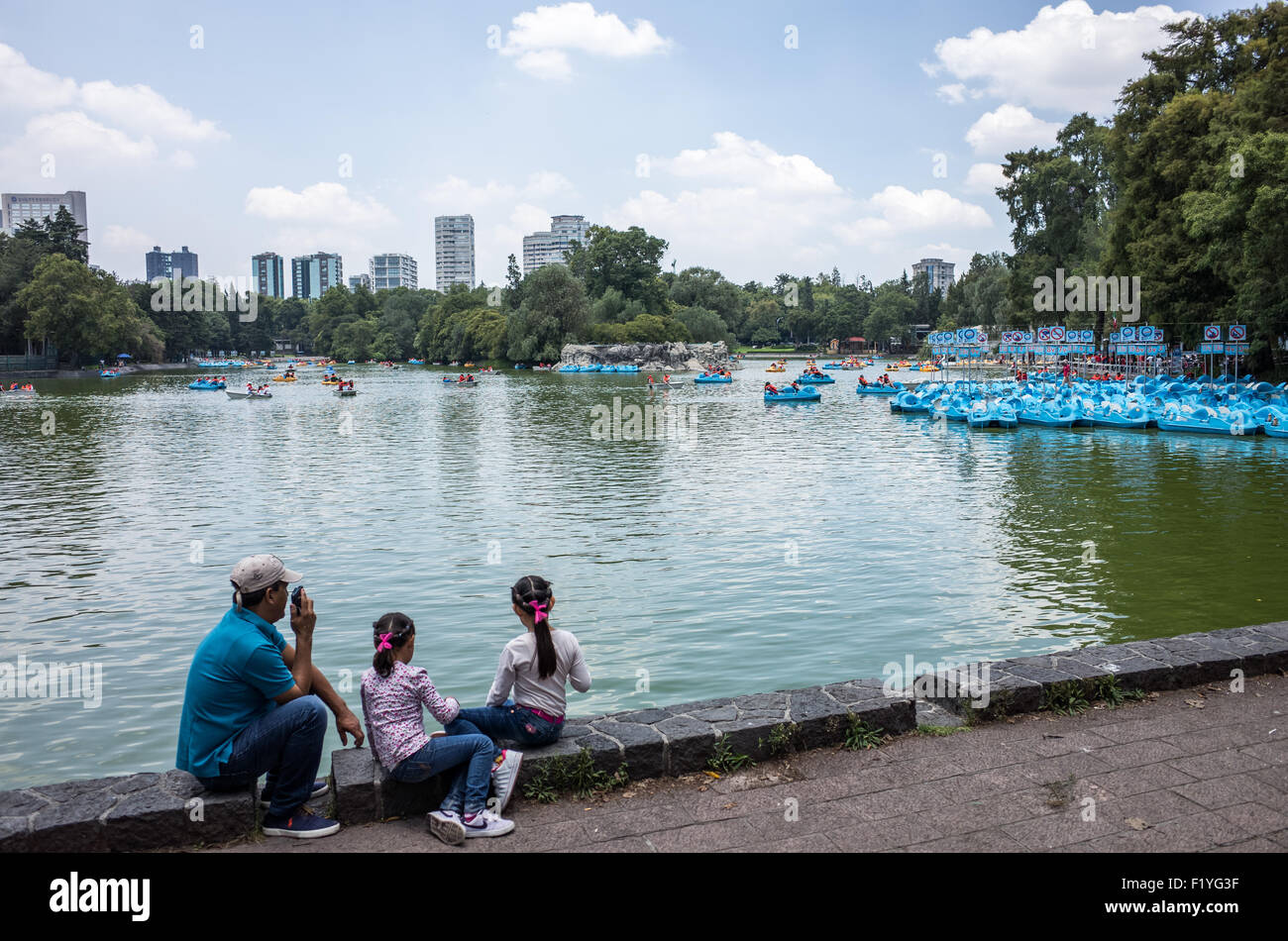 CITTÀ DEL MESSICO, Messico — il Parco Chapultepec, spesso definito come i "polmoni di Città del Messico", offre una boccata d'aria fresca in mezzo alla vivace metropoli. Essendo uno dei più grandi parchi cittadini dell'emisfero occidentale, è un importante sito ecologico, culturale e storico che funge da centro ricreativo sia per la gente del posto che per i turisti. Foto Stock