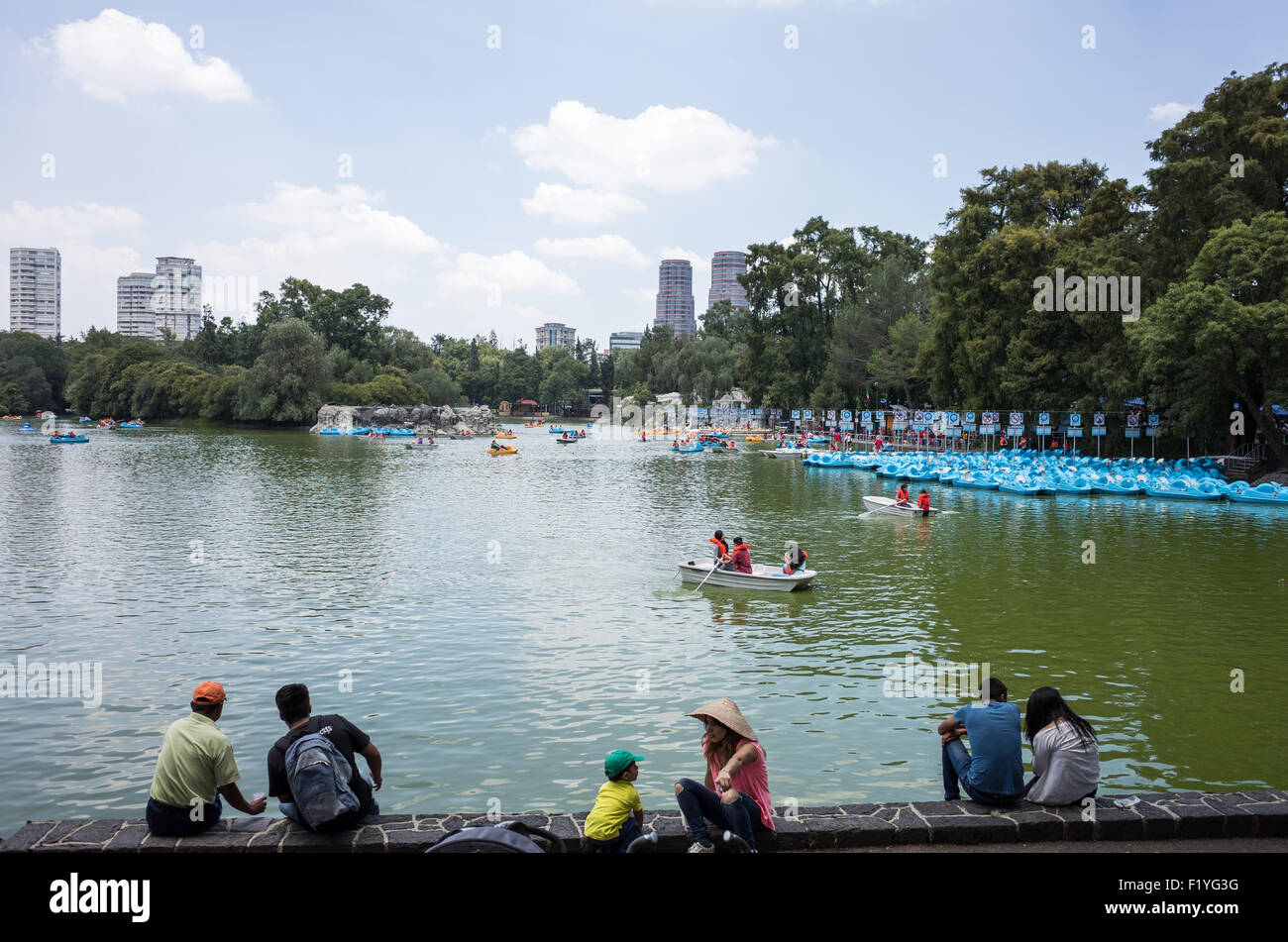 Città del Messico - barche a remi sul lago in basco de Chapultepec, un grande e famoso parco pubblico nel centro di Città del Messico. Foto Stock