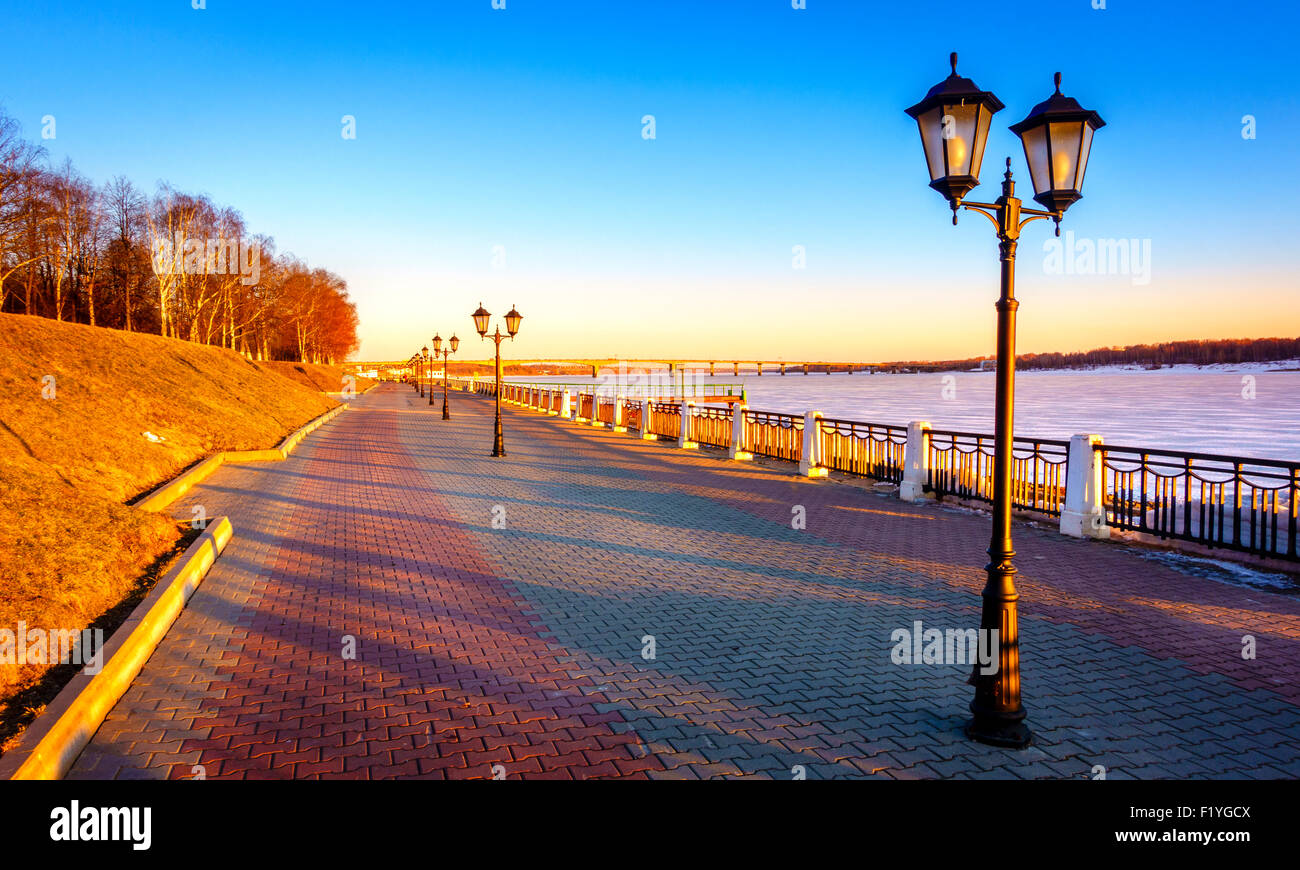 Scenic riverwalk lungo il fiume Volga nella città di Kostroma, Russia Foto Stock