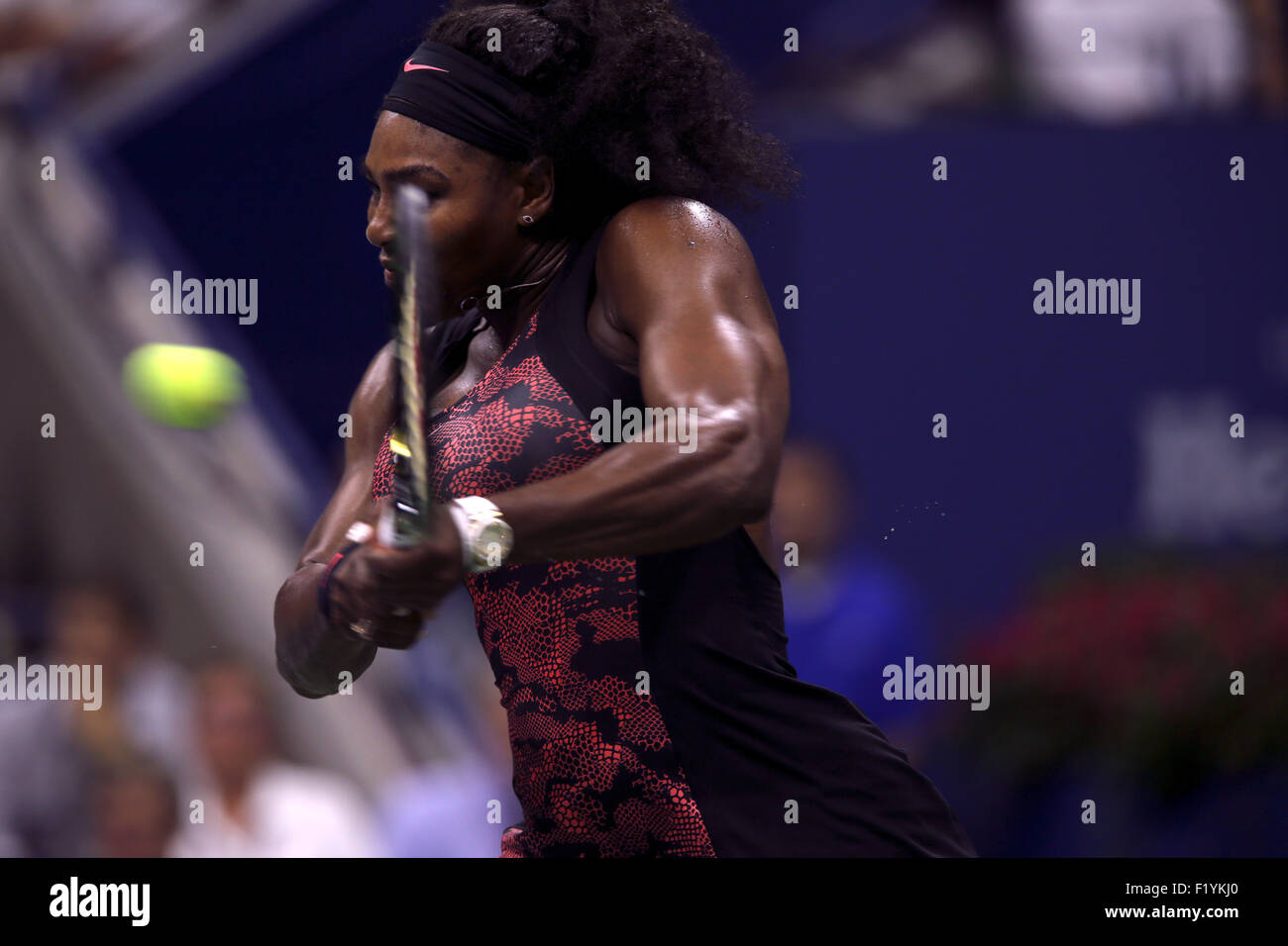 New York, Stati Uniti d'America. 8 Settembre, 2015. Serena Williams durante la sua quarterfinal match contro la sorella Venus presso l'U.S. Aperto in Flushing Meadows, New York il 8 settembre 2015. Serena ha vinto la partita in tre set di anticipo per le semifinali. Credito: Adam Stoltman/Alamy Live News Foto Stock