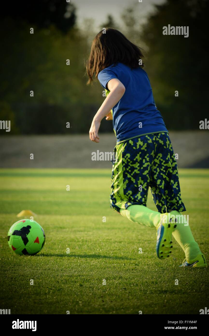 Ragazza giovane pratiche il suo talento nel dribbling durante una gioventù soccer camp in Mukilteo, Washington, Stati Uniti d'America. Foto Stock