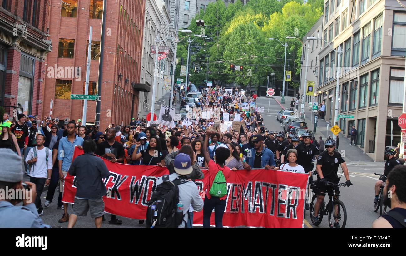 Centinaia di manifestanti marzo attraverso Seattle durante un nero vive questione rally centrata intorno i diritti delle donne. Foto Stock