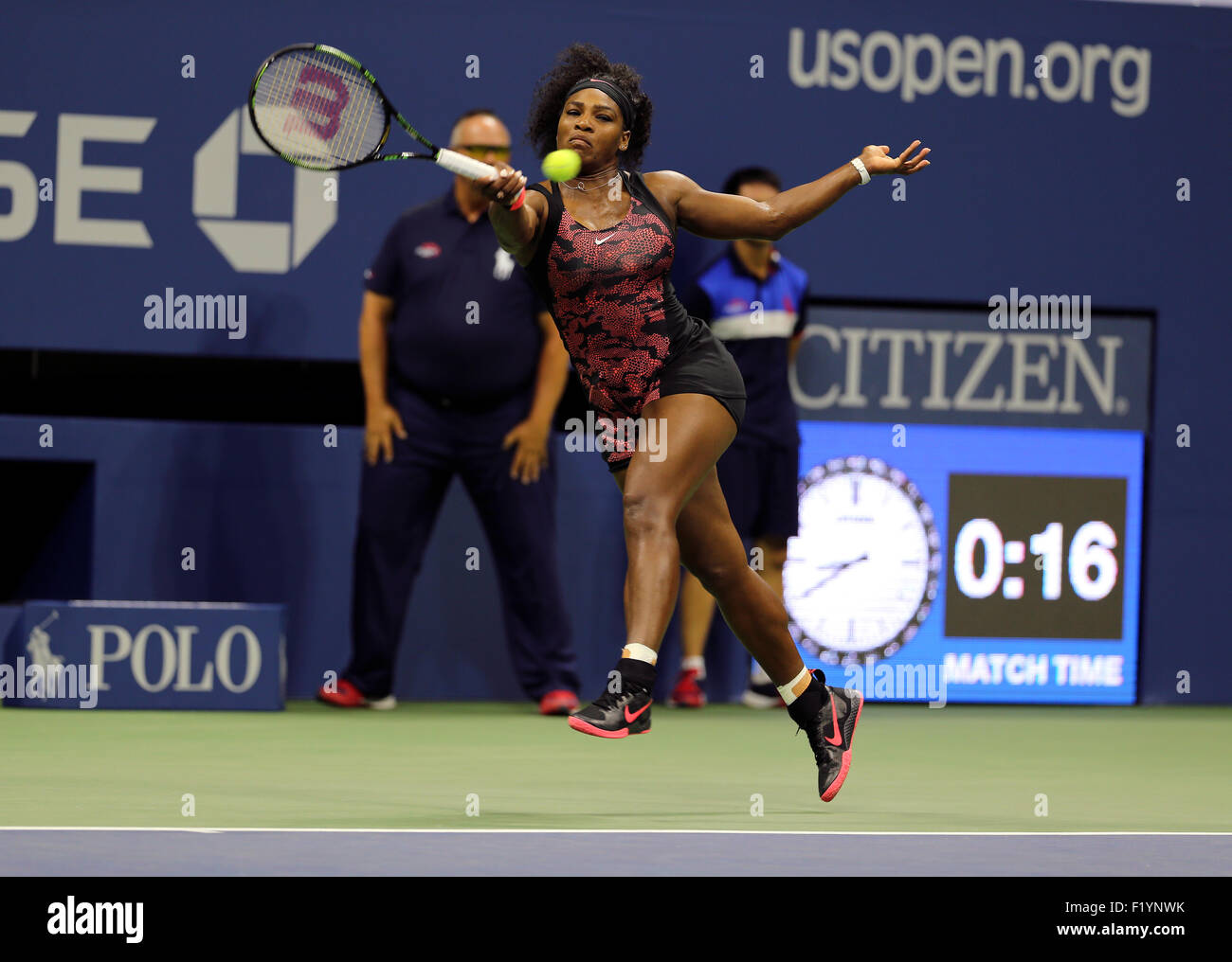 New York, Stati Uniti d'America. 8 Settembre, 2015. Serena Williams durante la sua quarterfinal match contro la sorella Venus presso l'U.S. Aperto in Flushing Meadows, New York il 8 settembre 2015. Serena ha vinto la partita in tre set di anticipo per le semifinali. Credito: Adam Stoltman/Alamy Live News Foto Stock