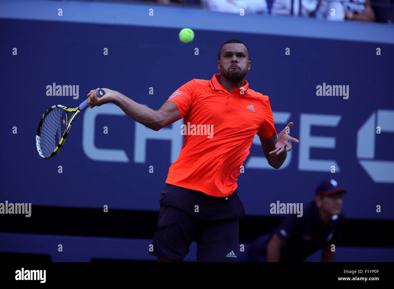 New York, Stati Uniti d'America. 8 Settembre, 2015. Jo-Wilfred Tsonga della Francia durante la sua quarterfinal match contro Marin CILIC di Croazia presso l'U.S. Aperto in Flushing Meadows, New York il 8 settembre 2015. Credito: Adam Stoltman/Alamy Live News Foto Stock