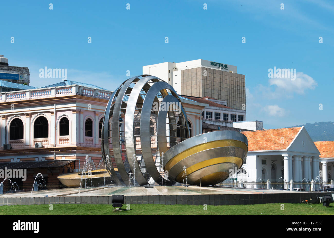 Scultura Moderna al grande cerchio di traffico nelle vicinanze di Queen Victoria la torre dell orologio. Foto Stock