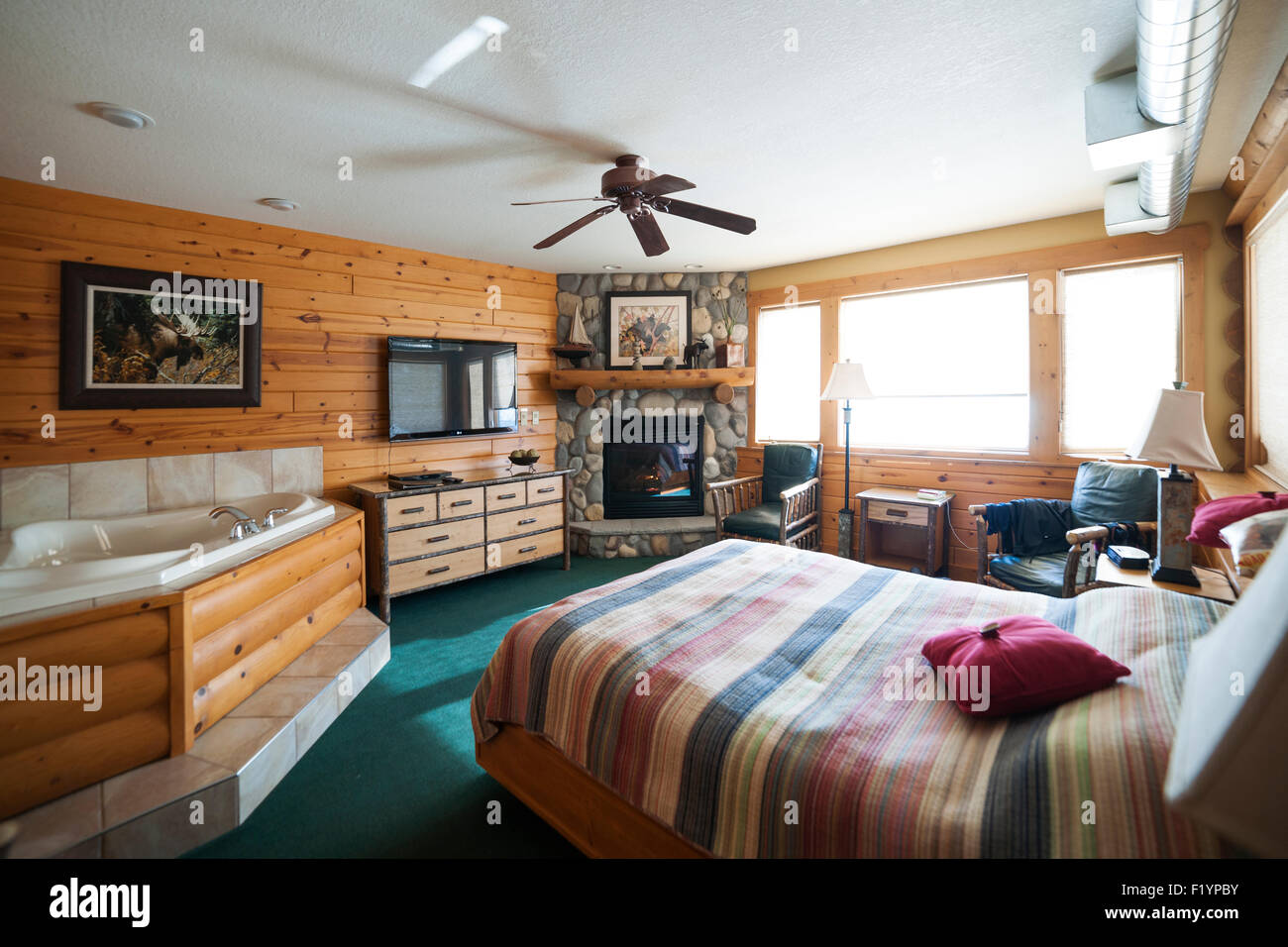 Hotel suite con vasca idromassaggio e caminetto in log rivestita in camera da letto, due porti, MN, Stati Uniti d'America Foto Stock