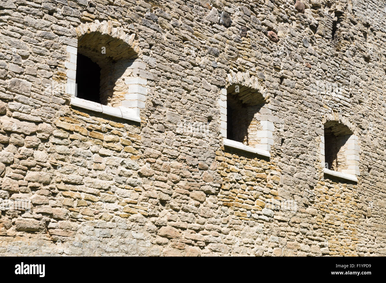 Medievale parete calcarea con tre finestre, Padise Abbey, Estonia Foto Stock