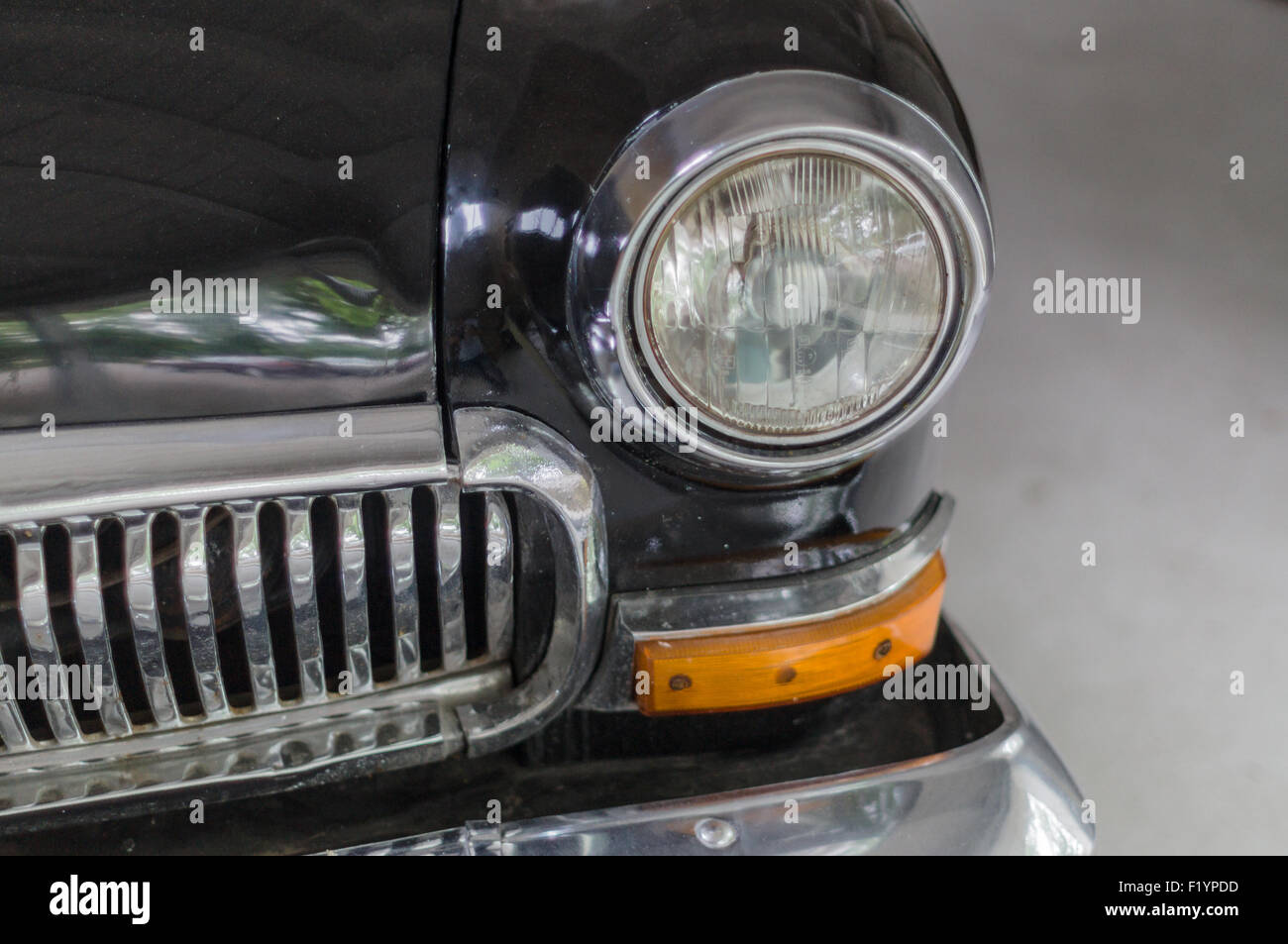 Testa-luce e la griglia del Soviet vecchio stile retrò auto Foto Stock