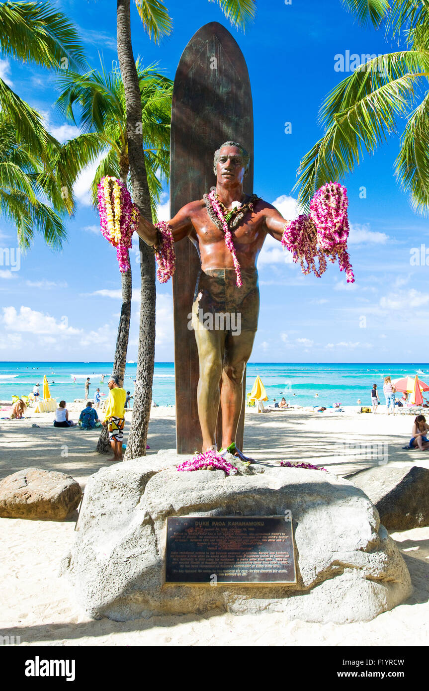 La statua in bronzo di Duke Kahanamoku Paoa a Waikiki beach Foto Stock