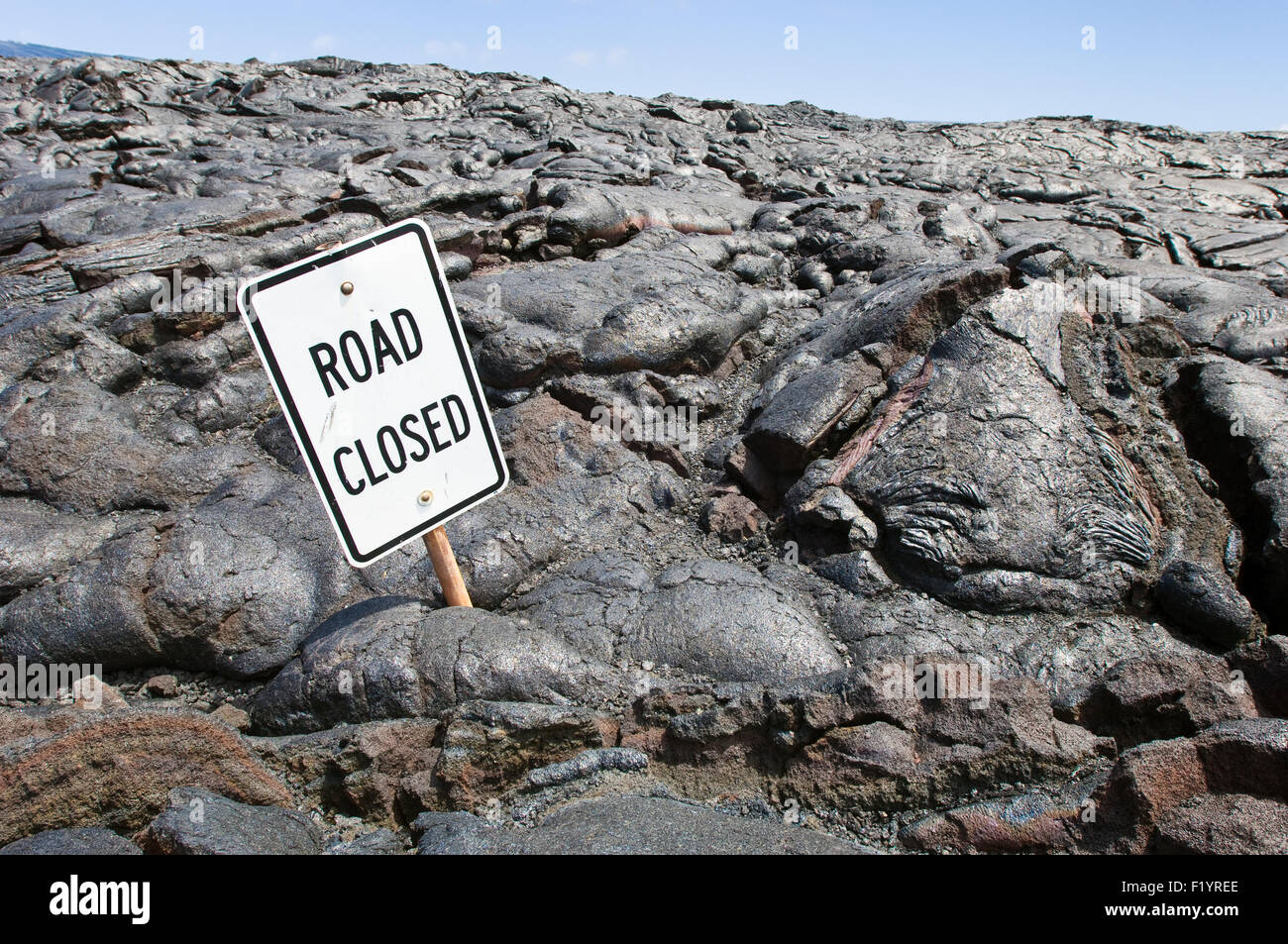 Il flusso di lava e il cartello stradale sulla catena di crateri Road, Big Island delle Hawaii, Foto Stock